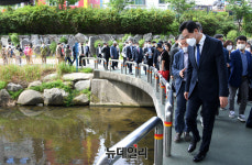 [포토] 서울형 수변감성도시 사업, 홍제천 둘러보는 오세훈 서울시장