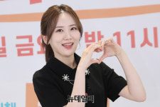 [포토] 아나프리해 김지원, 팬에 드리는 손 하트