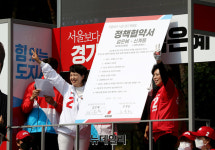 BSBIO 과천지사 | [포토] 신계용 과천시장 후보와 유세차량 오른 김은혜 경기지사 후보