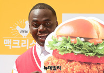 [포토] 햄버거 광고모델 발탁된 방송인 조나단