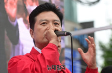 [포토] 방화사거리서 지지호소 하는 김태우 강서구청장 후보
