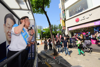 [포토] 차량유세 하는 이재명 인천 계양을 국회의원 후보