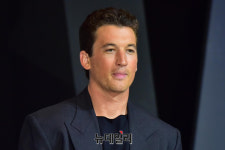 [포토] 마일즈 텔러, 감출 수 없는 남성미