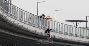 세종 금강보행교 난간 매달린 10대 여중생 2명 투신 소동…무사히 구조