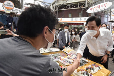 [포토] 추석 앞두고 광진구 자양전통시장 찾은 오세훈 서울시장