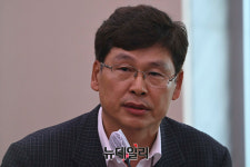 [포토] 답변하는 윤상필 대외협력실장