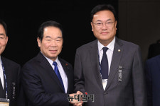 [포토] 악수하는 정진석·누카가 후쿠시로