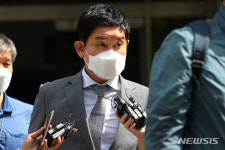 라임 핵심 김봉현 도피 도운 친누나 체포영장 발부… 검찰, 여권무효화 조치