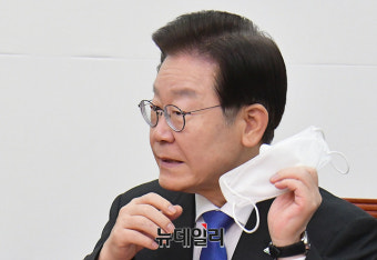 [포토] 마스크 벗는 이재명 더불어민주당 대표
