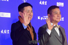 [포토] 대종상 레드카펫 오른 양윤호-박기용 위원장
