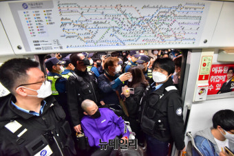 '긴급 땐 지하철 무정차', 서울시 규정 정비… 전장연 시위 장기화 대응
