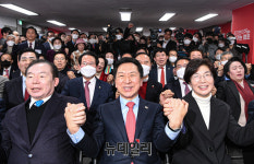 [포토] 참석자들과 기념촬영 하는 김기현 의원