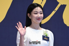 [포토] 배우 하윤경, 퍼스트브랜드 라이징스타 여배우상 수상