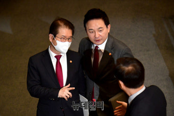 [포토] 대화 나누는 원희룡·이정식 장관