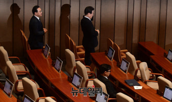 [포토] 한동훈 장관 옆 지나는 이재명 대표