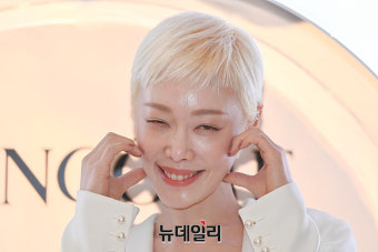 [포토] 배우 김히어라 '볼하트 부끄러워요'
