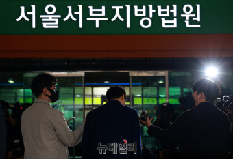 [포토] 친형부부 횡령 재판 증인 출석하는 박수홍