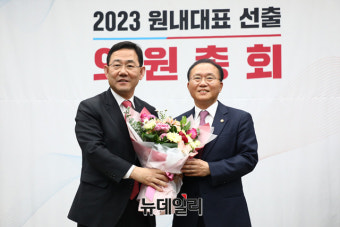 [포토] 꽃다발 받은 윤재옥 국민의힘 신임 원내대표