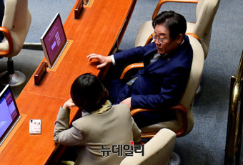 [포토] 대화 나누는 이재명 민주당 대표와 고민정 의원
