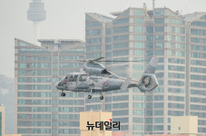 [포토] 노들섬서 이륙하는 프랑스 해군헬기