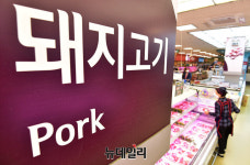 [포토] 농협 하나로마트 이번 주말 삼겹살·참외 먹고 힘내세요