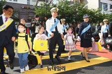 [포토] 서울 최초 노란색 횡단보도 건너는 윤희근 경찰청장