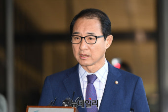[포토] '민주당 전당대회 돈봉투' 의혹, 검찰 출석하는 이성만 의원