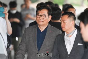 [포토] 2번째 셀프출석하는 송영길 전 민주당 대표