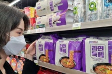 치솟는 물가에 가성비 찾는 소비자… 저가 PB 라면 매출 120% 늘었다