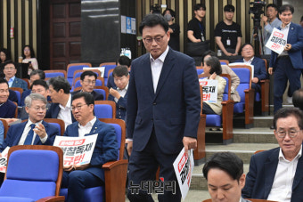 '국방 장관 탄핵안' 당론 하자더니… '이종섭 사의'에 머쓱해진 민주당