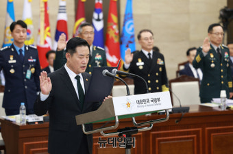 [포토] 국방부 국사법원 국정감사, 선서하는 신원식 장관