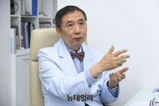 [박근빈의 우리동네名醫] 염호기 원장 서울백병원 폐원 후… 편한 길 대신 환자 편에