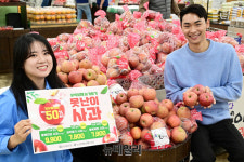 [포토] 농협 하나로마트 우박 맞은 사과 최대 50% 할인 판매