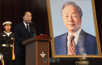 [포토] 유가족 인사하는 김현철 이사장