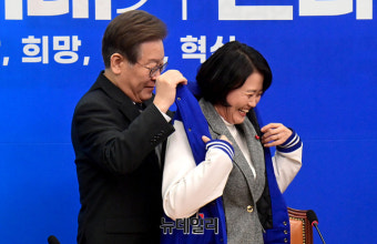 [포토] 민주당 점퍼 입는 박지혜 변호사