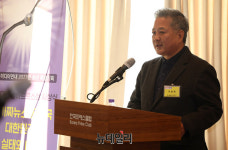 [포토] 미디어 알바트로스상 수상자 소개하는 이윤재 전 아나운서