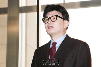 [포토] 국회 출근길, 질의응답하는 한동훈 비대위원장
