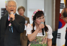 [포토] 축하노래하는 이은경 K요들협회장
