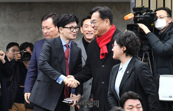 [포토] 인사 나누는 한동훈 국민의힘 비상대책위원장