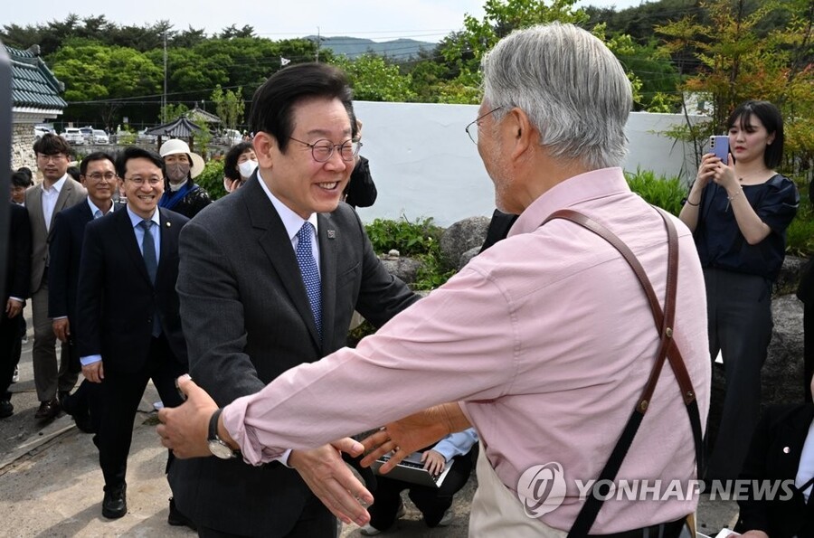 이재명 대통령, 부인과 함께 연서시장 깜짝 방문...민생 회복 소비쿠폰 효과 확인