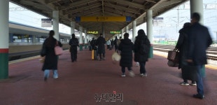 설 귀성객 대이동에 전라선 KTX 매진…전주역은 비교적 한산