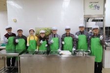 진천군의원들, 종합사회복지관 찾아 배식 봉사활동