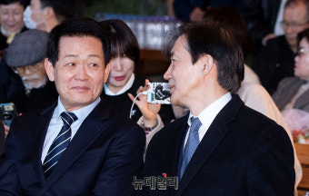 [포토] 조국신당 창당준비위원회 출범식, 대화나누는 은우근·조국