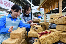 [포토] 농협 하나로마트, 국산 콩으로 빚은 메주 할인 판매
