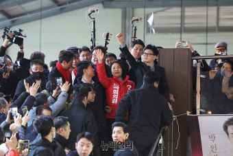 [포토] 한동훈 방문에 발디딜틈 없는 의정부 제일시장