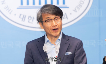 [포토] 국회 기자회견장 찾은 '명품가방 함정몰카' 최재영 목사