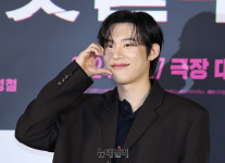 [포토] 배우 김성철 "영화 댓글부대로 인사드려요"