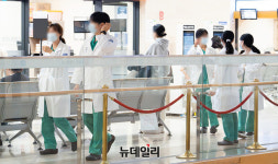 政, 사직 전공의 타 병원 이동 차단… 의사 선배들 활동비 지원 맞불