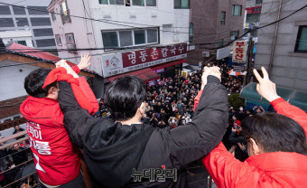 [포토] 시민들에 인사하는 한동훈 비상대책위원장
