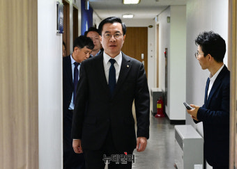 [포토] 면접 참석하는 윤영덕 더불어민주연합 공동대표